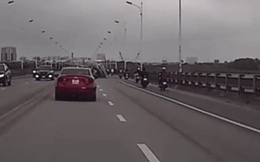 Khoảnh khắc kinh hoàng: Húc vào xe taxi, ô tô lật ngửa bụng trên cầu Vĩnh Tuy