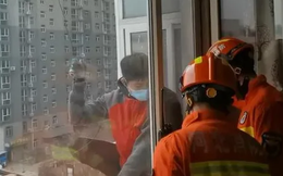 Quên chìa khóa nhà, chàng trai trèo tường nhưng nhầm cửa sổ rồi kẹt ở cục nóng điều hòa