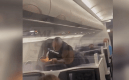 “Người thép” Mike Tyson đấm hành khách máy bay chảy máu đầu vì bị khiêu khích