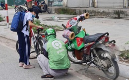 Hành động của anh shipper trên phố Hà Nội khiến người đi đường vội chụp ảnh rồi chia sẻ