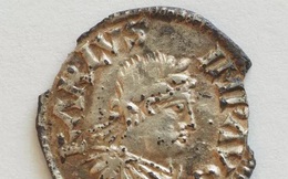 Tìm thấy đồng xu hiếm 1.200 năm tuổi có hình hoàng đế La Mã cổ đại