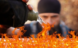 Người đàn ông sử dụng nước để tạo ra... lửa: Bí kíp sinh tồn trong trường hợp nguy cấp!