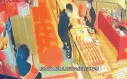 Clip: 2 nữ nhân viên dùng tay không tóm gọn tên cướp tiệm vàng