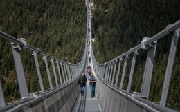 Cầu treo dài nhất thế giới chính thức được mở cửa ở Cộng hòa Séc