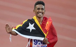 Hình ảnh đẹp: Nữ tình nguyện viên xuống sân, đưa cờ cho người hùng Timor Leste ăn mừng