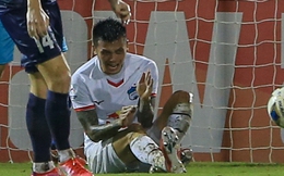Trung vệ HAGL đang đau, hoảng hốt khi bị tiền đạo Sydney FC sút bóng trúng người