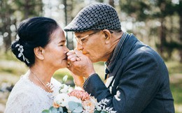 Ảnh siêu tình của cặp vợ chồng già miền Tây rủ nhau lên Đà Lạt làm điều 48 năm đã bỏ lỡ