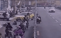 Clip: Nhấn nhầm chân ga, nữ tài xế bị hất văng khỏi xe ô tô