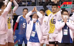 Quá vui sướng vì giành HCĐ, HLV bóng chuyền Campuchia quỳ rạp xuống đất cảm ơn fan Việt