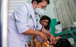 Bên trong khu vực cách ly trẻ mắc tay chân miệng tại BV Nhi đồng: Bác sĩ đưa ra cảnh báo
