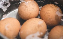 2 sai lầm khi luộc trứng gà có thể gây ngộ độc, nhiều gia đình Việt cũng mắc phải