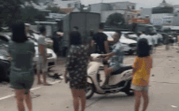 Clip hiện trường tan hoang vụ xe bán tải lao 'xuyên táo' hàng chục xe ô tô lúc rạng sáng