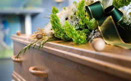 Nhiều người Anh buộc phải thuê quan tài do giá cả tăng vọt