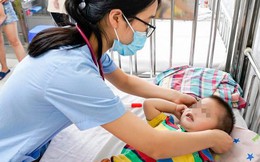Trẻ mắc tay chân miệng gia tăng: Bác sĩ cảnh báo triệu chứng cha mẹ không được bỏ qua