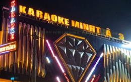 Quản lý quán karaoke bắt nhốt, đánh đập rồi chở khách ra bỏ ở bãi đất trống