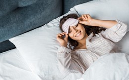 Lướt điện thoại buổi tối ảnh hưởng đến giấc ngủ? Lưu ý 2 điều này, bạn vẫn sẽ ngủ ngon
