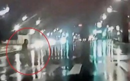 Người đàn ông nhận cái kết thương tâm khi cố chạy qua đường trong đêm mưa