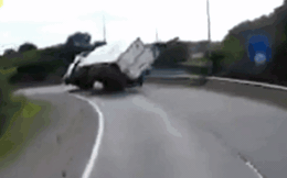 Clip: Kinh hoàng cảnh xe tải đang vào cua đè nát ô tô con