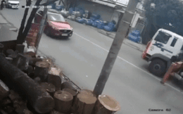 Clip 6 giây xe cẩu 'gạt chân' trúng ô tô ngược chiều gây phẫn nộ