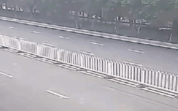 Clip: Ô tô tông vào dải phân cách, lộn trên không như phim hành động