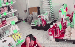 Clip: Lao xe vào cửa hàng gạo, người phụ nữ hạ gục nữ nhân viên
