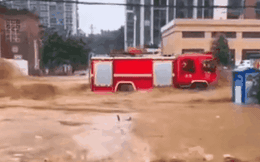 Lũ lụt kéo sập nhà, cuốn trôi xe cứu hỏa: Trung Quốc lập tức phát báo động đỏ số 1