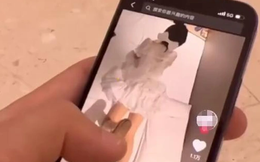 Lén ngắm hotgirl trên mạng trong lúc bạn gái đi vệ sinh, chàng trai gặp cái kết "hú hồn"