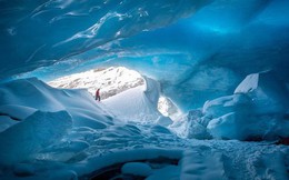 Nhiếp ảnh gia bất chấp gian khổ thám hiểm hệ thống hang động băng giá kỳ vĩ, choáng ngợp