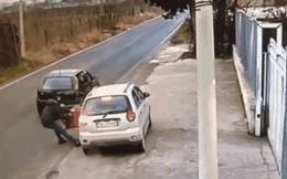 Clip: Côn đồ táo tợn cướp ô tô của người phụ nữ ngay giữa ban ngày