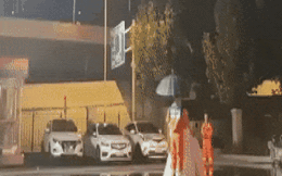 Nhờ đồng nghiệp phun mưa để chụp ảnh cưới lãng mạn, anh lính cứu hỏa nhận cái kết "xối xả"
