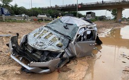Ô tô Fortuner nát bươm sau va chạm Lexus