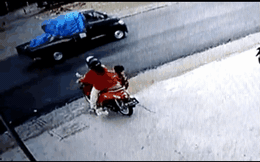 Clip: Bất cẩn để con trai vặn trúng tay ga, 2 mẹ con lao vào xe tải