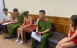 Nhân viên cùng khách khỏa thân trong phòng massage