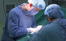Đi tiểu ra máu, người đàn ông không ngờ có 'vật thể lạ' to đùng trong bàng quang