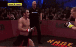 Cú knock-out 'điên rồ': tung cước giống Lý Tiểu Long, rồi giật chỏ khiến đối thủ bất tỉnh