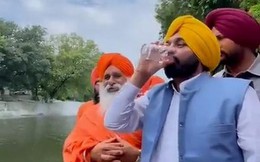 Chính khách Ấn Độ uống nước sông để khẳng định là nước sạch, ai ngờ đau bụng và nhập viện