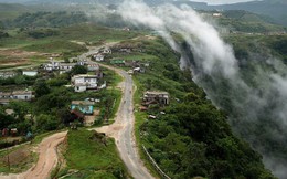 Cận cảnh ngôi làng ẩm ướt nhất thế giới, mưa gió tới mức người dân không thấy ánh mặt trời