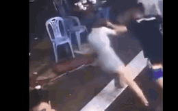 Clip: Bạn trai bị xô ngã, cô gái tay không đánh nhau với 2 tên côn đồ