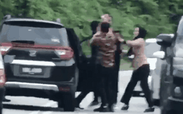 Clip: "Cà khịa" nữ tài xế, nam thanh niên bị đánh hội đồng giữa đường