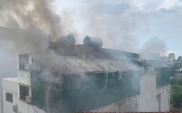 Hà Nội: Cháy quán karaoke trên phố Quan Hoa, khói đen bốc cao nghi ngút