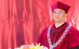 ĐH Kinh tế phản hồi về hình ảnh hiệu trưởng cầm quyền trượng: Đây là truyền thống lâu năm