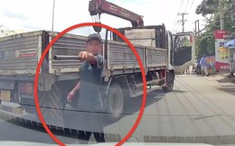 CLIP: Phụ xe tải rút ống nhựa dọa đánh tài xế chở bà bầu