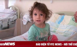 Bé gái 2 tuổi cắn chết rắn khi bị tấn công