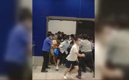 Người mua sắm đổ xô chạy tìm lối ra khi cửa hàng Ikea Thượng Hải bị phong tỏa