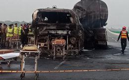 Xe buýt đâm xe bồn ở Pakistan, 20 người bị thiêu sống
