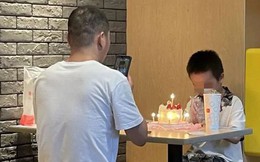 Hai bố con mừng sinh nhật trong cửa hàng gà rán bị xem là nghèo khổ
