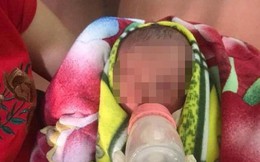 Bé trai sơ sinh chưa cắt dây rốn bị bỏ rơi dưới gốc cây
