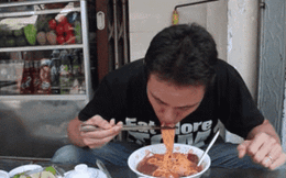 Loạt biểu cảm "đổ đứ đừ" của khách nước ngoài khi thử món Việt Nam: Phải xin thêm để ăn