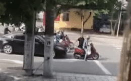 Clip tài xế ô tô lao vào hành hung người đi xe máy vì không chịu nhường đường