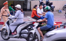 Lái xe máy vô tư đi ngược chiều trước mặt CSGT tại nút giao thông ‘nóng’ Hà Nội